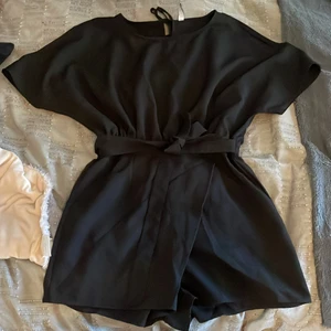 En ”klänning” med shorts.  - Jättesöt klänning och är köpt för några år sedan, är i väl skick. Den är väldigt fin på och bra för utekvällar, enkel och har shorts vilket gör den praktiskt. Priset om frakt kan diskuteras💗💗 