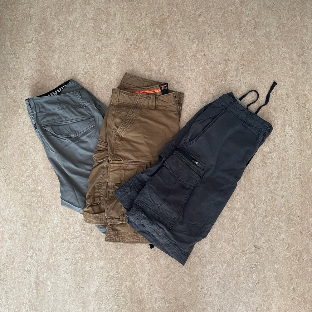 Tre par cargo shorts i olika färger. 50 kronor styck, eller alla tillsammans för 120kr.. Shorts.