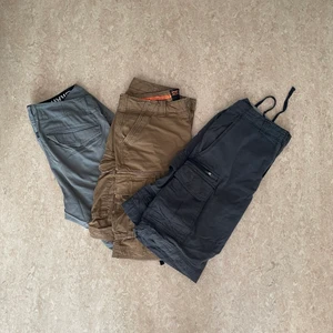 Cargo shorts i olika färger - Tre par cargo shorts i olika färger. 50 kronor styck, eller alla tillsammans för 120kr.