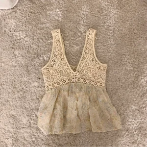 Sommar topp! - Slutsåld topp från Zara i storlek XS💕 Säljer för att den inte kommer till användning så den är i nyskick! Kan mötas i Stockholm💓