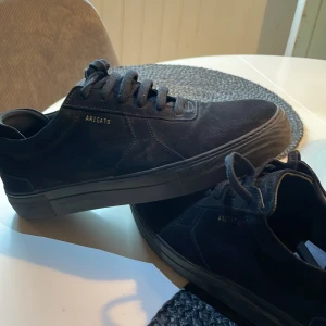 Arigato sneakers  - Obetydligt använda Arigato sneakers i mocka. Storlek 43