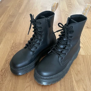 Dr. Martens V Jadon - Säljer mina Dr Martens i modellen ”V Jadon” i storlek 38 då de tyvärr är för små för mig. Endast provade. Nypris 2400 kr. Köpare står för frakten, kan också mötas upp :)