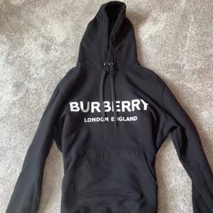 Burberry hoodie i storlek Small. Väldigt bra skick, knappt använd.