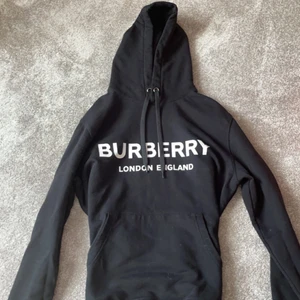 Burberry hoodie - Burberry hoodie i storlek Small. Väldigt bra skick, knappt använd.