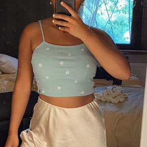 Blommig topp - En blommig topp från pull&bear. Denna topp är väldigt liten i storleken eftersom toppen är i storlek L och oftast har jag S i mina plagg. Har använd få gånger. Kunden står för frakten 