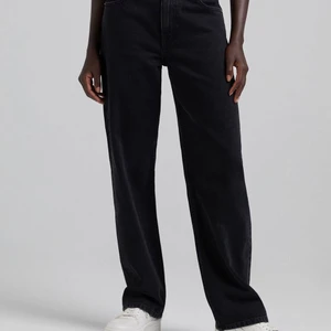 Lågmidjade jeans - Ett par lågmidjade snygga jeans, helt oanvända med lappar kvar. Sitter snyggt och löst och är långa i benen