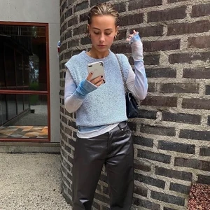 Eytys byxor  - Säljer mina jättefina byxor från eytys. De är använda ett fåtal gånger och i toppenskick. Stolek i midjan: 26 och 34 i längd. Alltså långa även på mig som är 175cm lång!!🤩