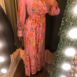 Nydelig sommerkjole - Veldig fin sommerkjole i rosa med orange blommor. Pent brukt