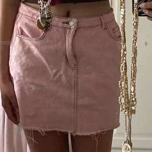 Rosa jeanskjol - Rosa jeanskjol i storlek 42 men passar storlek 38 upp till strl:40 skulle jag säga. Kjolen är väldigt oanvänd och är köpt ny. Kontakta mig vid köp💕