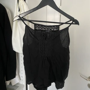 Svart Topp - Svart topp från rut&circle, använt men bra skick, strl 34