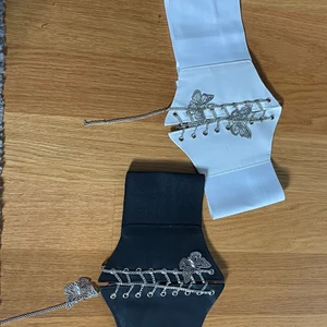 Korsetter  - Har aldrig använt dom. Kedjorna sitter lite fel, ddt går att rätta till men jag har inte velat försöka ifall som skulle gått sönder, man kan köpa en eller båda, om du köper en kostar det 30kr💕 köpta från Shein för 66 kr💕 frakten får vi diskutera 