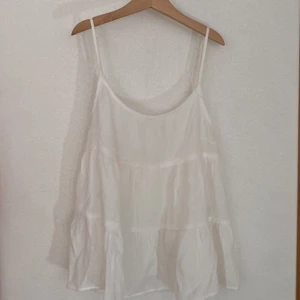 Vit sommar topp🥰 - I storlek 32/Xs från hm divided, köpt förra året för 129kr, skriv för fler bilder eller prisförslag😊