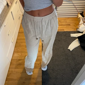 linnebyxor!!! - beiga (långa) linnebyxor som inte är använd många gånger, storlek s men skulle även säga att dom passar m 175kr och köparen står för frakten 
