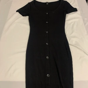 New Yorker svart klänning med knappar - Väldigt bra skick. Svart klänning med knappar köpt i New Yorker. Du som köpare står för frakten. Storlek: S Märke: New Yorker