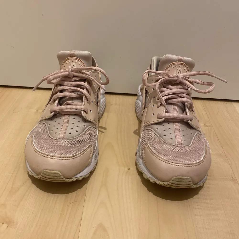 Säljer mina rosa Nike skor i storlek 37,5 då dem tyvärr har blivit försmå.. (Se sista bild för den vänstra hälen). Skor.