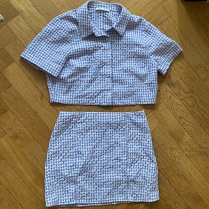 Rutigt set pastell-lila  - Det finaste sommar-setet i bäckebölja och pastell-lila. 💜 Croppad skjorta och kjol med liten slits. Färgen gör sig inte rättvisa på bild men pastellig i verkligenheten. Strl M i båda, men kjolen skulle jag säga passar mer en S.