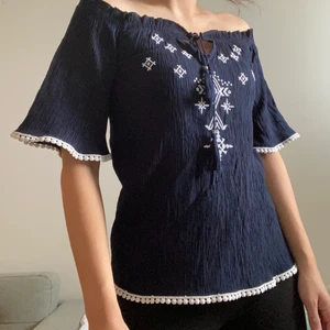 Mörkblå blus med vita broderier  - Mörkblå blus med vita broderier. Storlek XS/S. Bra skick. 