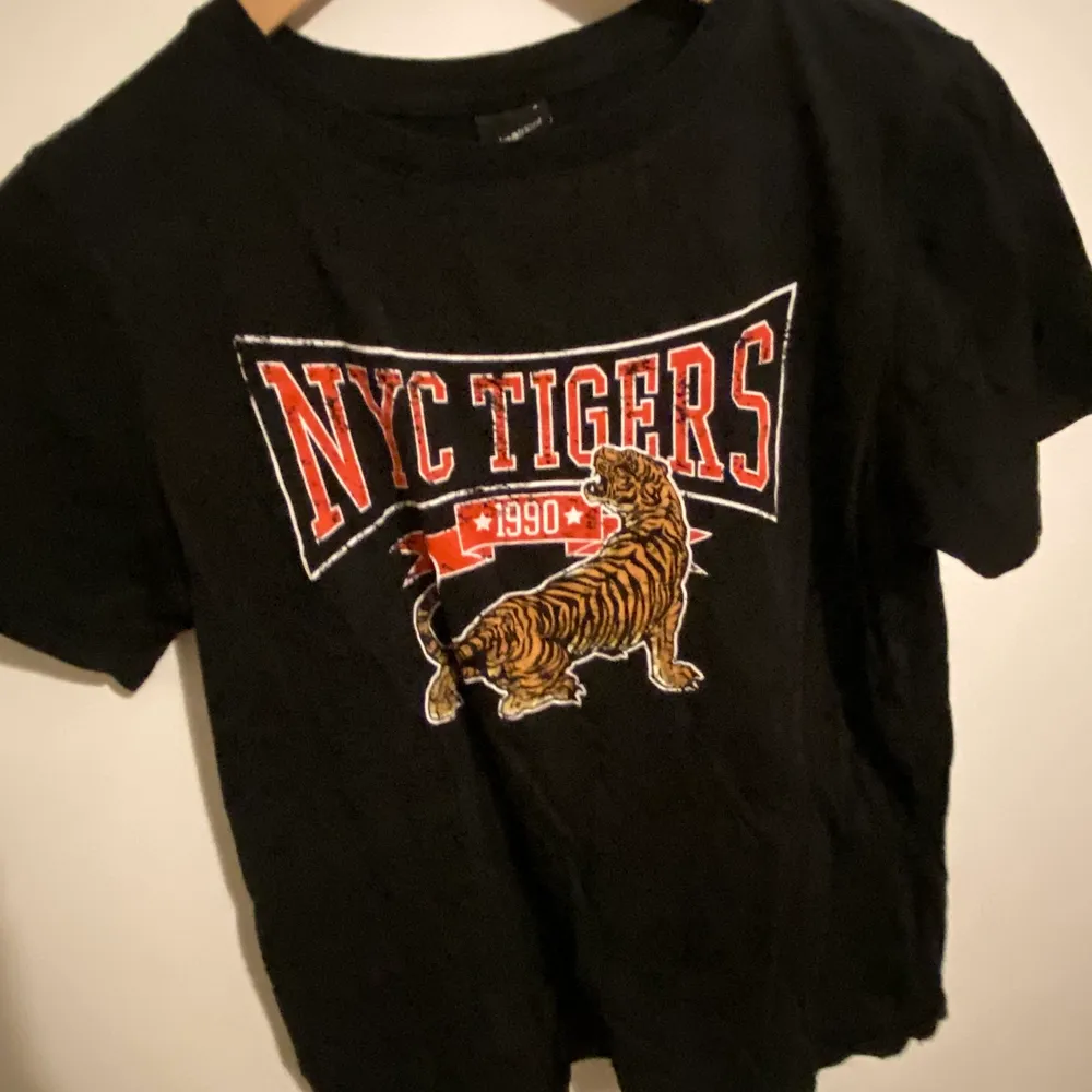 NYC tigers tröja från ginatricot som köptes för några år sedan och har använts väl. Säljer på grund av att jag inte använder den längre och den fortfarande är i bra skick. . T-shirts.