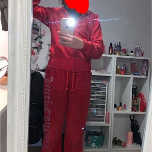 Byta röd juciy  - (byter mitt röda juciy set till ett grått juciy set) mitt set är i stl Xs och de ska helst vara stl Xs på de gråa setet, mitt set är i ett bra skick och har bara använts 2 ggr❤️ de ska vara ett bra skick på setet, bytes personen står för frakt