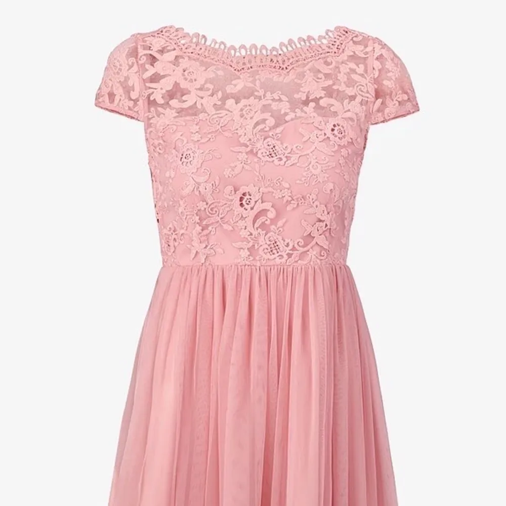 Säljer denna fina klänning från märket VILA, då den har blivit för liten för mig💖 Endast använd en gång. Frakt kan variera beroende på pris. (Tryck INTE på köp nu). Klänningar.