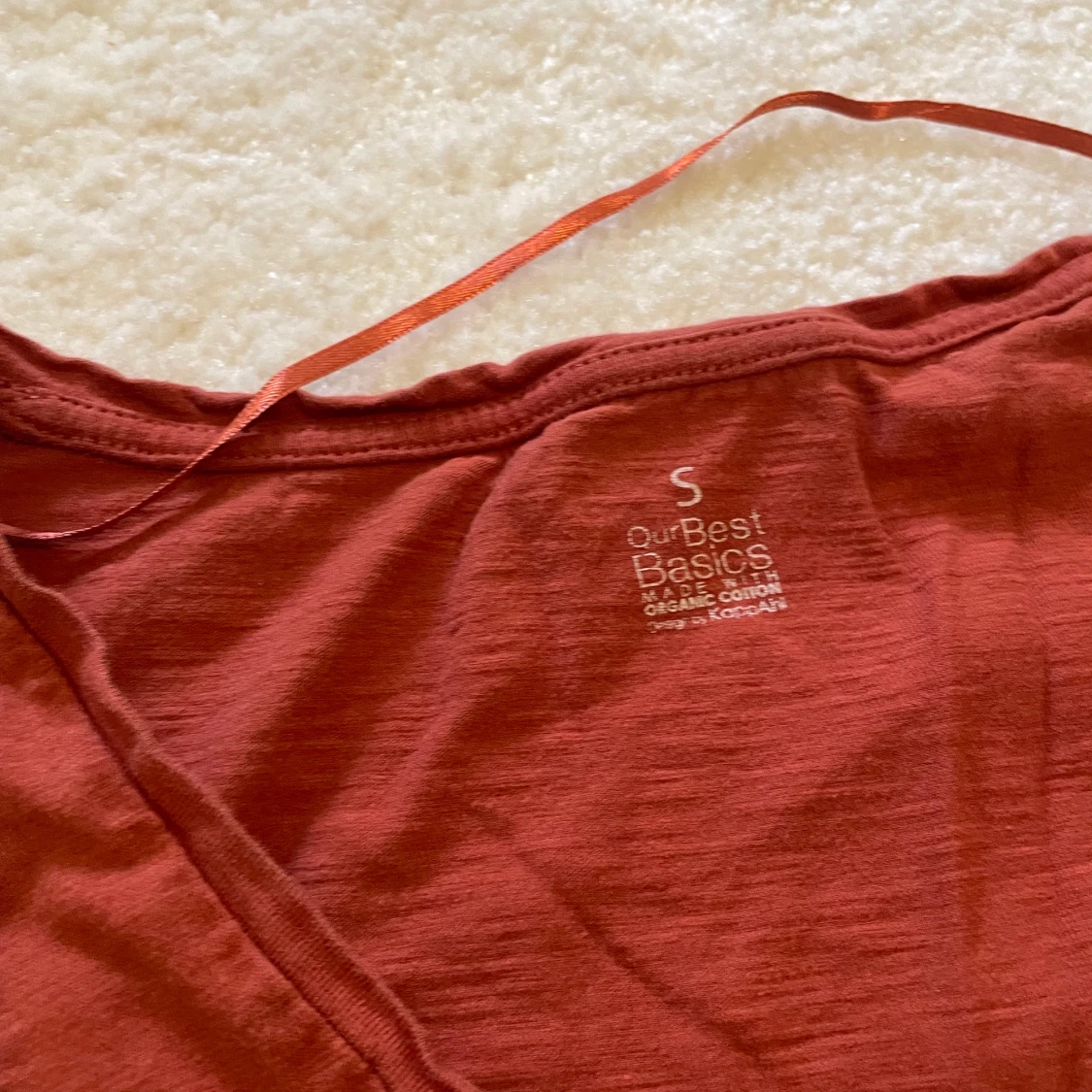 En röd/orange t-shirt  - 90