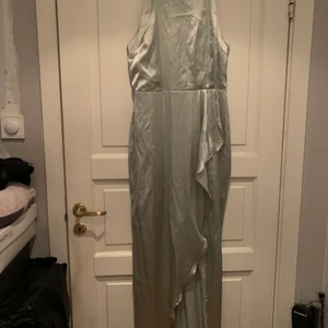 Grön Satin Klänning  - Den kommer från Nelly!  Jag har haft på mig den en gång endast på en bröllop men tyckte att den var för stor! 