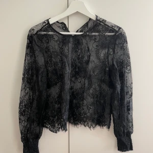 Mesh top  - Fin meshtopp i spetsliknande tyg. Skönt material och lite puffig i armarna. 