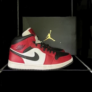 Jordan 1 mid chicago blacktoe  - Jordan 1 mid chicago blacktoe i storlek 41! 💥otroligt bra skick💥 skorna kommer med original box och kvitto! Skickar gärna fler bilder eller svarar på frågor i dm, kan tänka mig lägre pris vid snabb affär 💥 kan mötas upp i Stockholm eller frakta