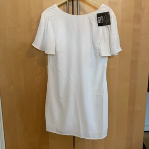 Helt ny vit klänning - Helt oanvänd klänning med öppen rygg