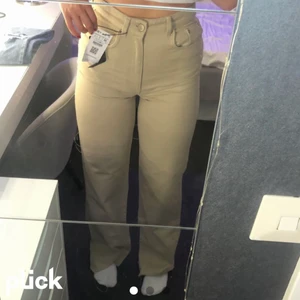 Beiga jeans från Asos - Ett par helt oanvända beiga jeans ifrån Asos. De är i strl 36, säljer de då de är lite för små för mig och ganska långa. Jag är 165 KÖPAREN STÅR FÖR FRAKT!