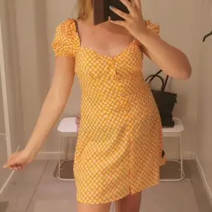Denna klänningen är använd 1 gång och den är köpt sommaren 2021. Sedan dess har den bara hängt i min garderob oberörd. Hör av dig om du är intresserad. 