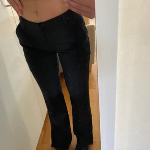 Bikbok lågmidjade kostymbyxor  - Säljer mina nya kostymbyxor från bikbok som är lågmidjade!! Super super fina men lite för stora för mig!  Storlek 36! Men passar även 34 mycket bra då de är små i storleken! Modellen är Vera.