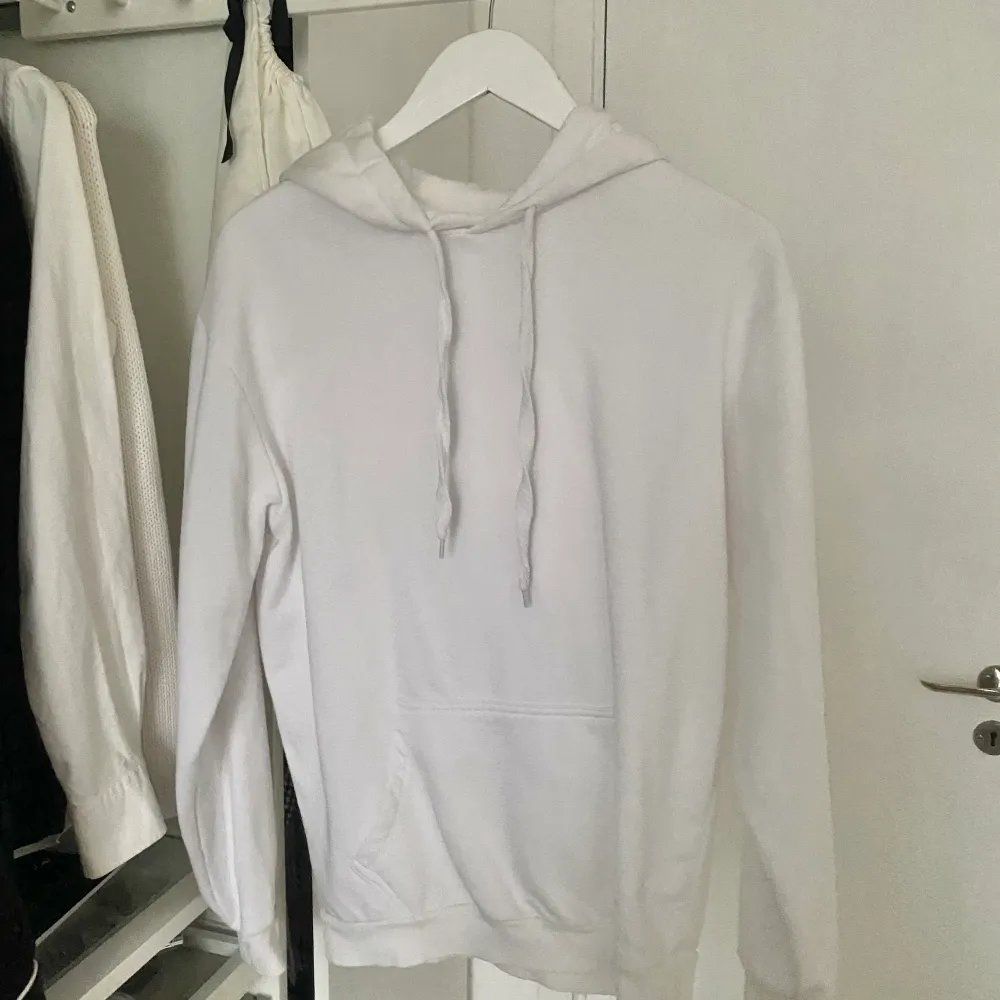Vit hoodie från Cubus, strl XS, säljer pga lite stor för mig, så använd 1 gång, nyskick. Tröjor & Koftor.