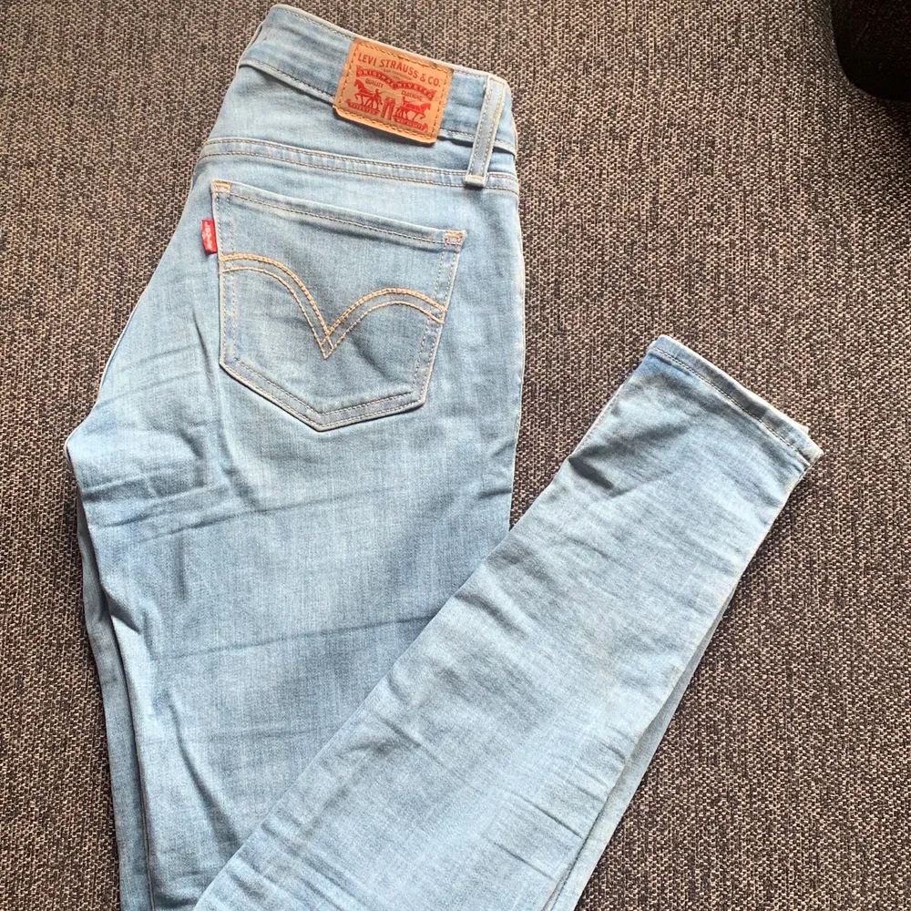 W26 L30, jättefina byxor med låg midja, endast använda fåtal gånger. Jeans & Byxor.