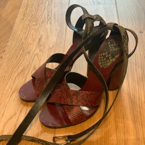 Gucci snake shoes storlek 39 - Gucci snake klackar i storlek 39. Köpta i Italien. 