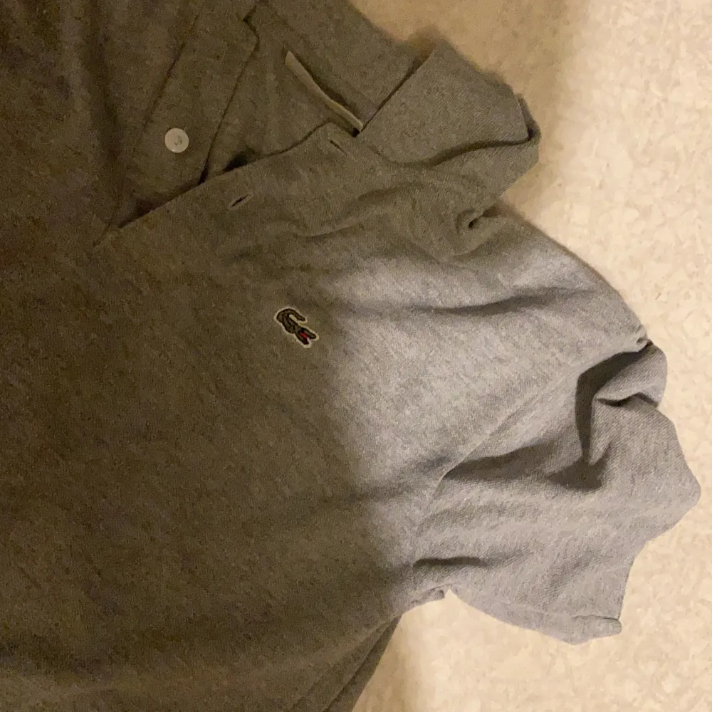 Lacoste tröja köpt för 700 säljs billigt för har växt ut tröjan . T-shirts.