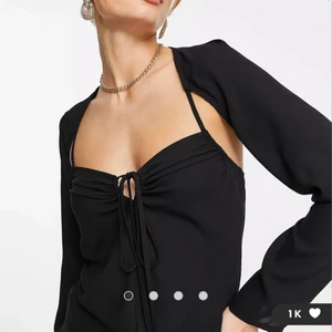 Blus - Säljer denna blus från Asos, aldrig använd endast provad hemma! Superfin men säljer pga att jag har en annan liknande. Storlek 38 men skulle säga att den passar 36 med🤗