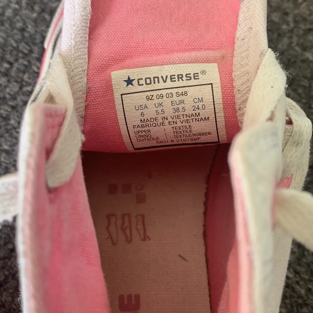 Höga vita Converse med rosa detaljer. Köpta secondhand på Stadsmissionen men fel storlek så inte använda. Väldigt bra skick inte slitna alls, några små fläckar (se sista bilden).. Skor.