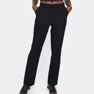 Bikbok kostymbyxor - Säljer mina bikbok kostymbyxor i modellen Vilma. Inte fått så mycket andvändning för de och därför finns det inga defekter. I storlek 38 men sitter som 36. Nypris 499kr men säljer för 250kr och kan gå lägre vid snabb affär.