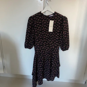Adoore klänning - Blommig asymetric dress från Adoore, helt oanvänd med tag kvar 