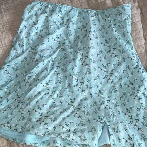 Turkos/blå blommig kjol, superfin, köpt förra året