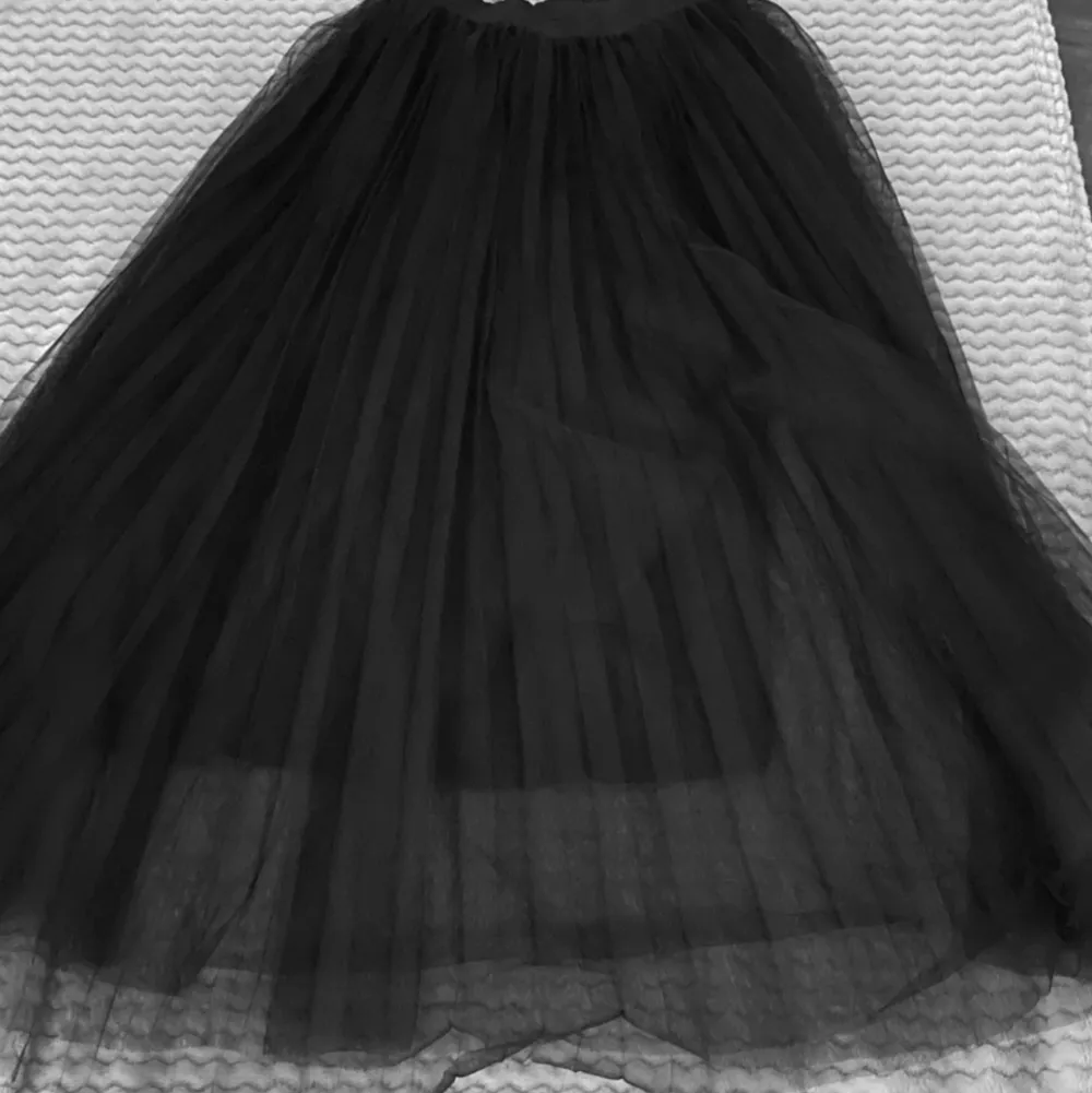 En lång kjol med mycket tyg. Väldigt fin men har aldrig kommit till användning. Den är köpt på shein💗. Kjolar.