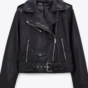 Skinn jacka från Zara - Säljer denna snygga skinnjackan från zara som inte kommer till användning längre. Köpt för 2 år sen. Den är i fint skick, skriv för mer frågor! Frakten är ej inräknad!🤍