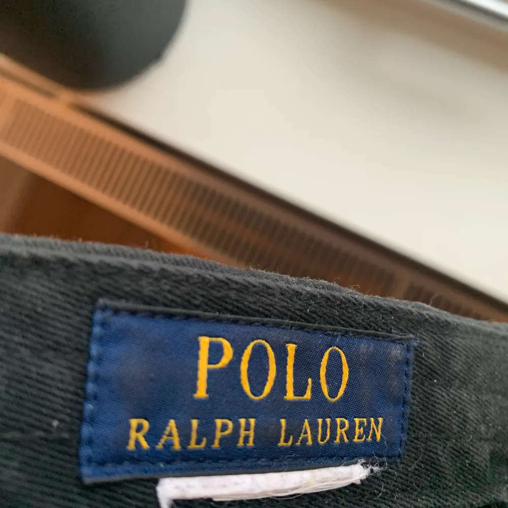 Säljer denna Ralph Lauren kepsen för 150kr. One size som är justerbar. Den är tyvärr lite solblekt därför är priset relativt lågt. Priset kan diskuteras vid snabb affär. . Övrigt.