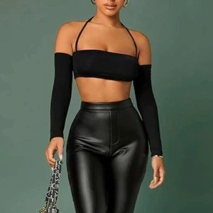 Croptop - Säljer pga passade inte mig. Märkt som storlek L så storleken har mer med byst att göra. 