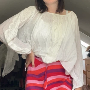 så söt boho blus - vitt, somrigt, BOHEMISKT ska det va! jag är en s. detta är en strl L men funkar bra om man vill ha oversized. knytningen i ryggen har jag aldrig förstått mej på hur man gör men det gör nog du!