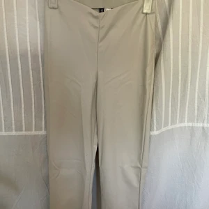 faux beige leather pants - ett par skinnbyxor i beige från hm använt kanske 1 gång sitter jätte fint i midjan men för korta för mig
