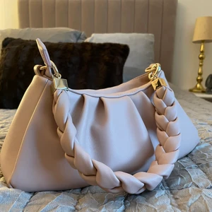 Rosa axelväska  - Aldrig använd, otroligt fin men passar bara inte min stil. 