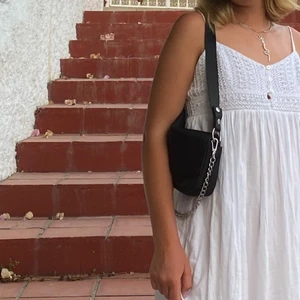 Väska - Underbar väska från weekday som jag dessvärre inte får så mycket användning av. Fint skick och två olika band medföljer🥳 kunden står för frakten! Hör av er vid frågor💙☁️