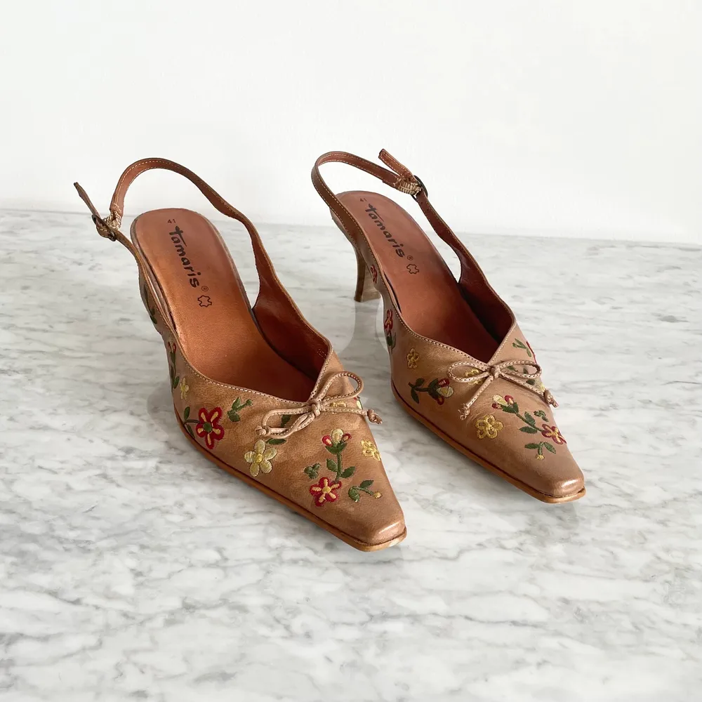 Vintage 90s 00s Y2K real leather pointed square toe slingbacks in tan Floral embroidery. Some discoloration on the leather, the back edge was peeled off, so I colored it back, but it’s a bit uneven. Ask me more, see pictures. Cleaned. Label: 41. No return. Skor.